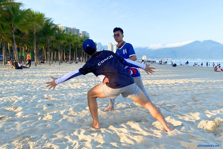 force đối diện người ném
